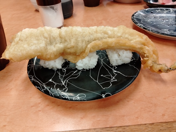 はみ出てるよ、穴子の天ぷら寿司、198円だよ