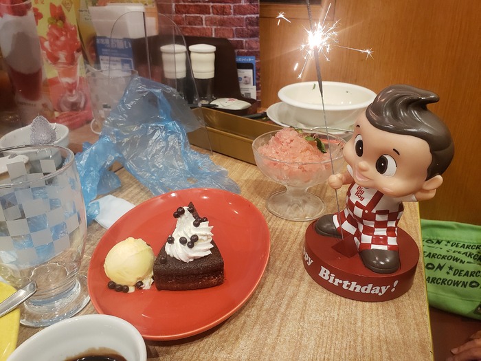 誕生月特典のシャーベットと、キッズパスポートのチョコケーキ
