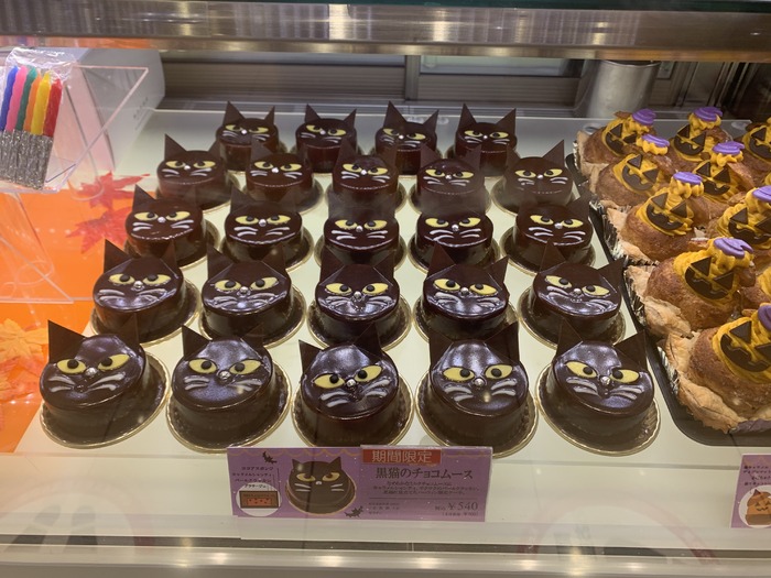 売り場の店頭にはハロウィンに合わせてたくさんの黒猫が！