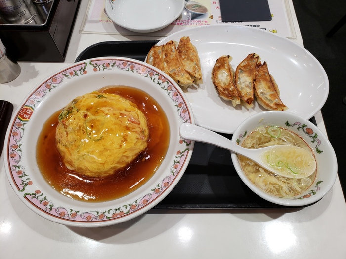 天津飯(京風ダレ)、餃子(よく焼き)、たまごスープは天津飯とセット