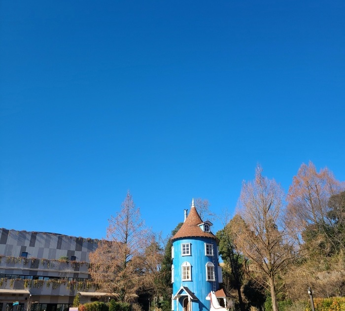 青空とムーミン屋敷