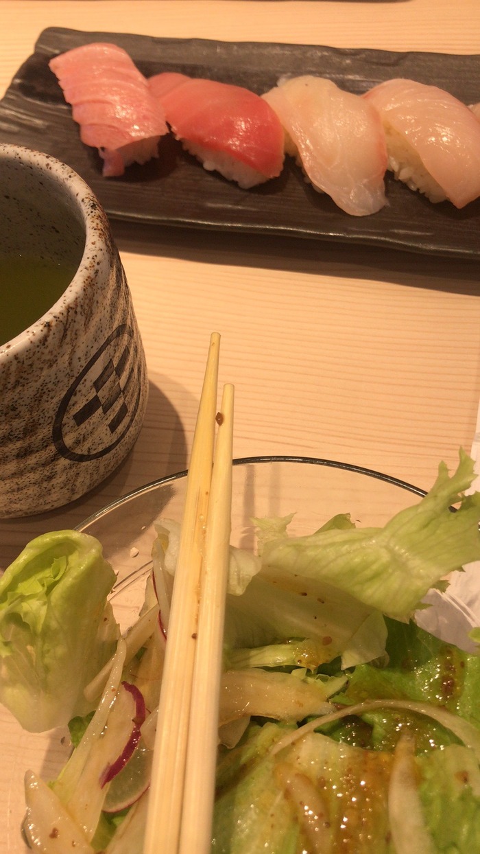 お寿司のネタも、サラダのお野菜も新鮮で美味です。