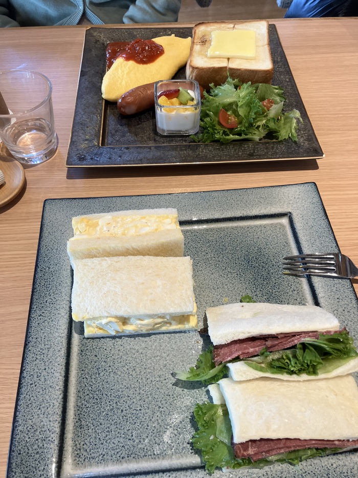 オムレツプレートと玉子&パストラミサンド