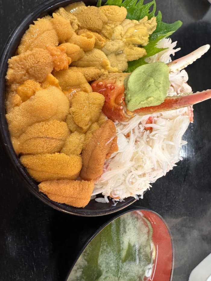 てんこ盛りの「ウニ蟹丼」